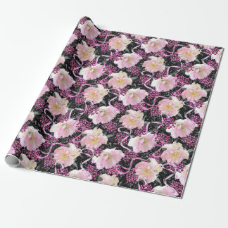 Roze hellebore Flowers Berries & Ribbons op zwart Cadeaupapier