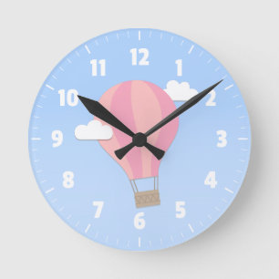 Roze hete luchtballon, avontuur tussen de wolken ronde klok