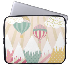 Roze hete luchtballon en bergscène laptop sleeve