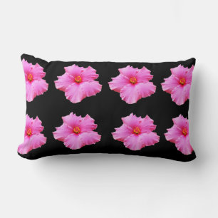 Roze Hibiscus bloemen op zwart, lumbale kussen. Kussen