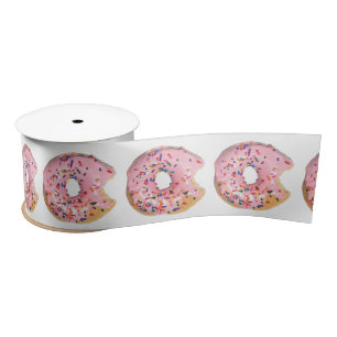 Roze ijsdonut op wit lint