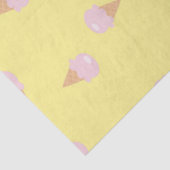 Roze ijsjes op geel tissuepapier (Detail)