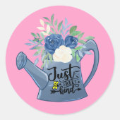 Roze Just Bee Kind Bloemengieter Positiviteit  Ronde Sticker (Voorkant)