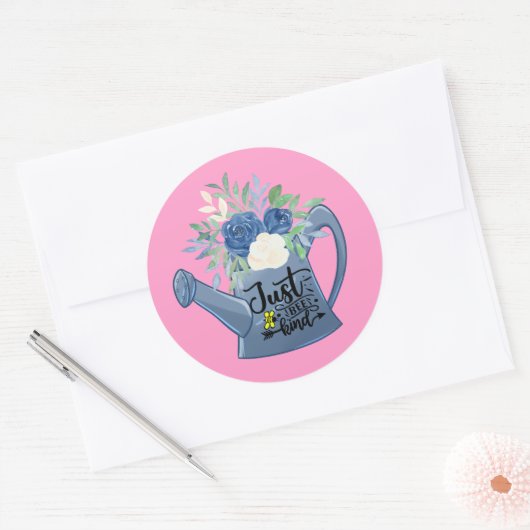 Roze Just Bee Kind Bloemengieter Positiviteit  Ronde Sticker (Envelop)