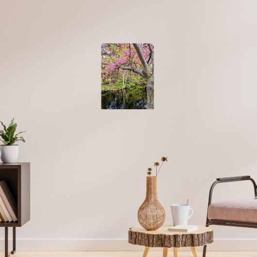 Roze Kersenbloesems Langs Vijver Poster (Woonkamer 3)
