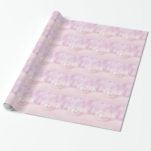 Roze kerstballen op sneeuw met roze achtergrond cadeaupapier
