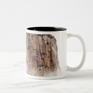 Roze klif stijgend boven wolken tweekleurige koffiemok