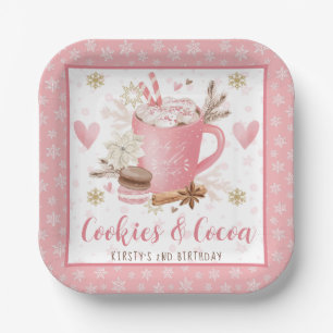 Roze koekjes en cacaoverjaardagsfeestbord papieren bordje