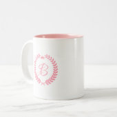 Roze Laurel Wreatwith Monogram Tweekleurige Koffiemok (Voorkant links)