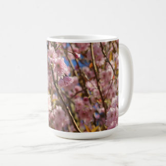 Roze lentekersbloesem koffiemok