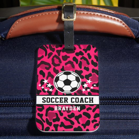 Roze Leopard Print Voetbal coach naam Bagagelabel (Voorkant Insitu 2)
