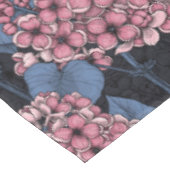 Roze lila op donkerblauw tafelkleed (Gekanteld)