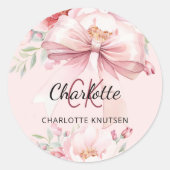 Roze lint bloemen monogram ronde sticker (Voorkant)