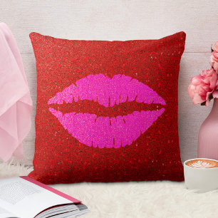 Roze lippen op rode glitterachtergrond kussen