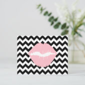 Roze lippen op zwart-wit zigzagpatroon briefkaart (Staand voorkant)