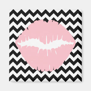 Roze lippen op zwart-wit zigzagpatroon magneet