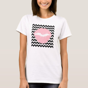 Roze lippen op zwart-wit zigzagpatroon t-shirt
