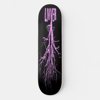 roze livver in zwarte sk8 skateboard
