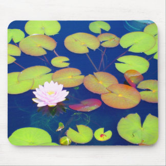 Roze Lotus Flower die drijft met lippenstift op vi Muismat