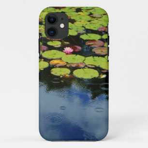 Roze lotus in regen iPhone 11 hoesje