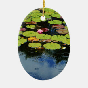 Roze lotus in regen keramisch ornament