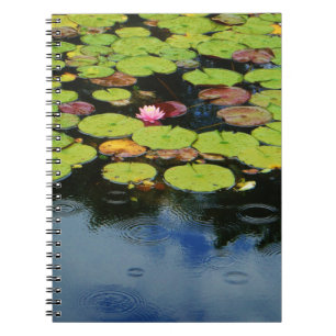 Roze lotus in regen notitieboek
