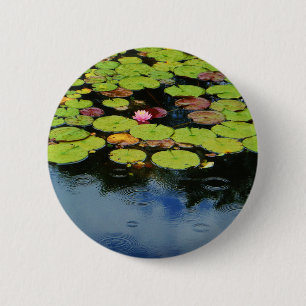 Roze lotus in regen ronde button 5,7 cm