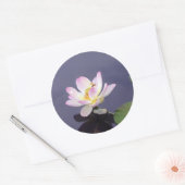 Roze Lotus met Dragon Fly Ronde Sticker (Envelop)