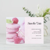 Roze Macarons en rode frambozen Save The Date (Staand voorkant)