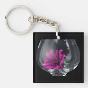 Roze Madelief Close-up In Een Wijn Glas Sleutelhanger