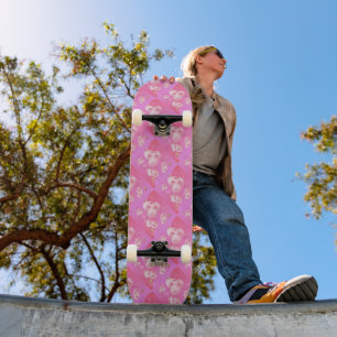 Roze meisje. Antiek sculptuur. Skateboard