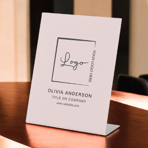 Roze minimalistische Business Logo Professional Mo Reclamebord Met Voetstuk