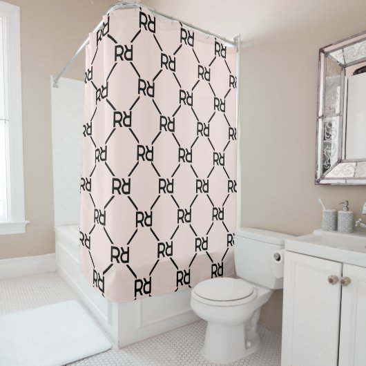 Roze Modern Script Girly Monogram Initiaal Douchegordijn (In situ)