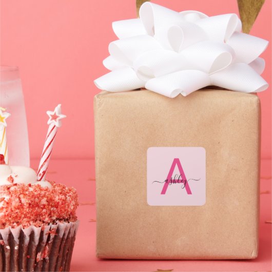 Roze moderne script meisjesnaam monogram vierkante sticker (Feest)