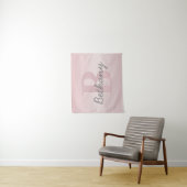 roze monogram en Jouw naam script bevestigen Wandkleed (In situ)