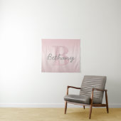 roze monogram en Jouw naam script bevestigen Wandkleed (In Situ (horizontaal))