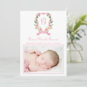 Roze Monogrammed Crest Birth Announement Aankondiging (Staand voorkant)