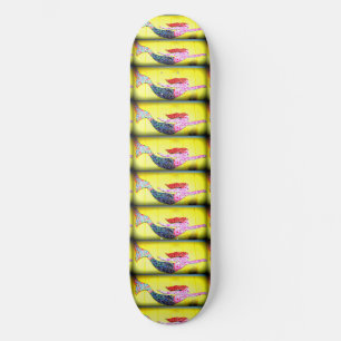 Roze mozaïekzeemeermatten onder water zwemmen skateboard
