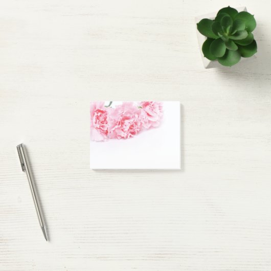 Roze natievloeren op witte achtergrond post-it® notes (Kantoor)