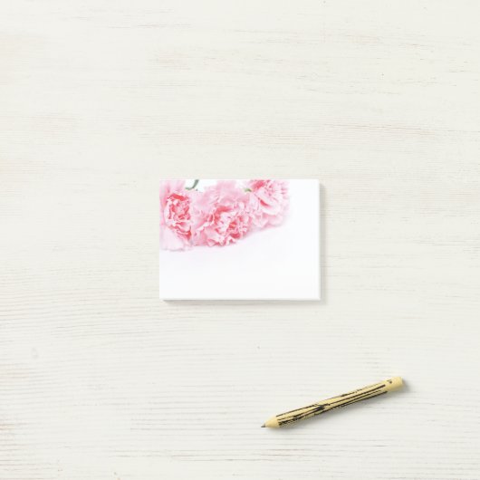 Roze natievloeren op witte achtergrond post-it® notes (Op bureau)