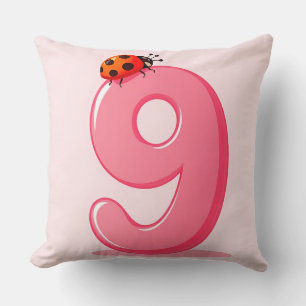 Roze nummer negen met lieveheersbeestje kussen