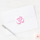 Roze om-symbool vierkante sticker (Envelop)