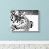 Roze Oogtijger Canvas Afdruk (Insitu (Houten vloer))