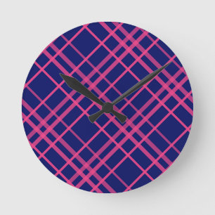 Roze op blauwe ruitjeslijnen ontwerp ronde klok