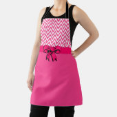 Roze op wit met een opgerold roze roodbruin design schort (Insitu)
