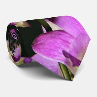 Roze orchidee op een zwarte achtergrond stropdas