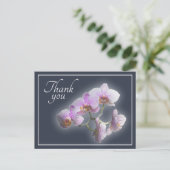 Roze orchideeën tegen een achtergrond in tinten gr briefkaart (Staand voorkant)