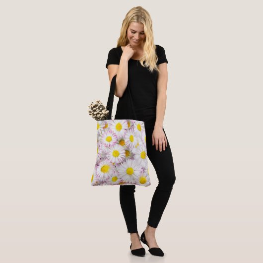 Roze Paarse Daisy Flower Pattern Draagtas (Op model)