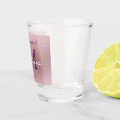 Roze paarse glitters bruidsmeisje monogram initial shot glas (Rechts)