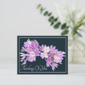 Roze/paarse krokus grijze achtergrond denk aan jou briefkaart (Staand voorkant)